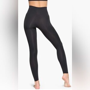 SKIMS💎NWT Soft Smoothing Seamless High-Rise Leggings
Eclipse Black Size XXS